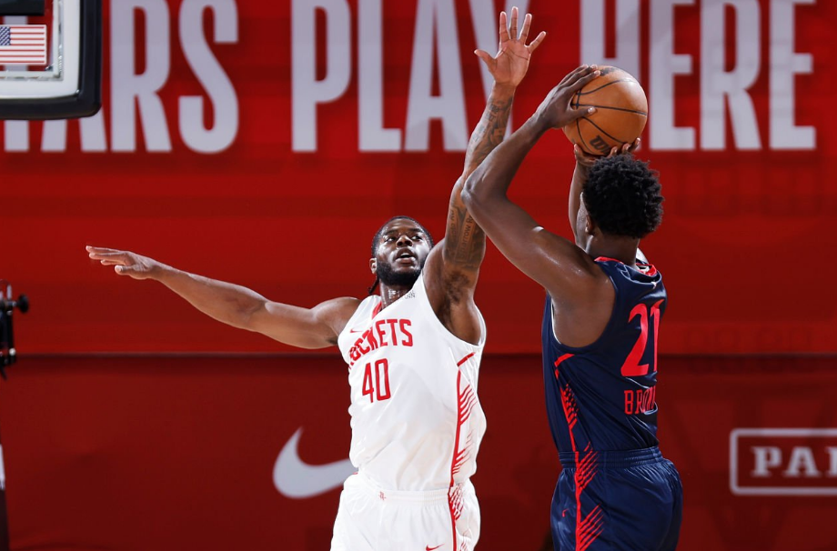 简直是一点进攻能力都没有！火箭搞不好会裁掉这位锋线落选秀？